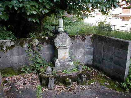 安来市広瀬町にある品川大膳の墓