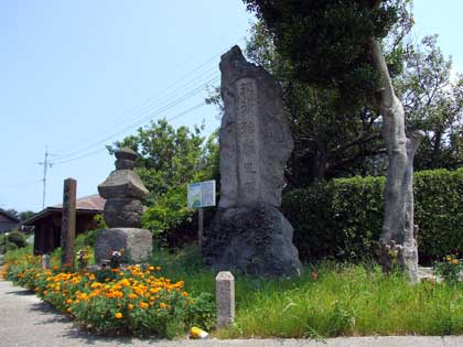 末吉城址に建つ鹿之助の供養碑