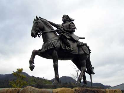 月山富田城の対岸に建つ尼子経久の銅像